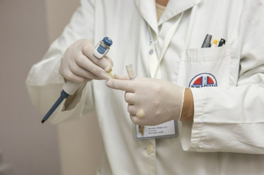 Lekarz diagnozujący wirusa brodawczaka ludzkiego